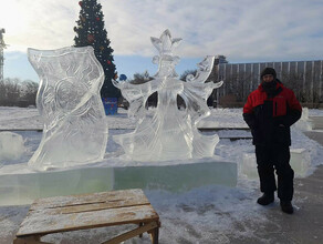 На площади ОКЦ в Благовещенске скульпторы создали Царевнулягушку изо льда видео 