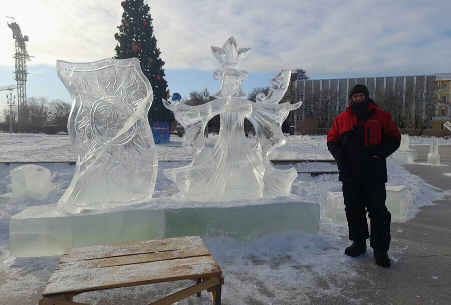 На площади ОКЦ в Благовещенске скульпторы создали Царевнулягушку изо льда видео 
