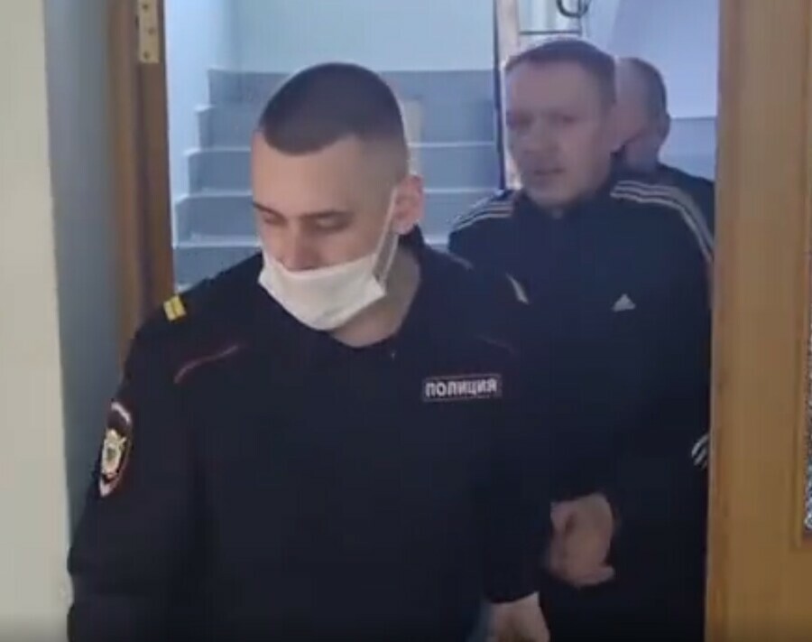 В Благовещенске обвиняемый в похищении 9летней девочки помещен под стражу видео