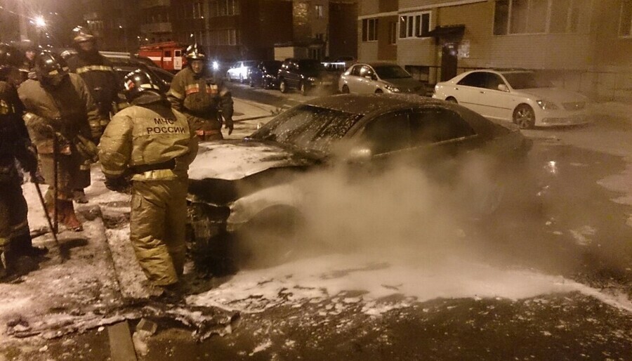 В полночь в Свободном загорелся автомобиль