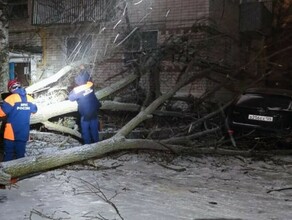 Вырывало балконы и сносило машины В Ставрополе прошел разрушительный ураган видео
