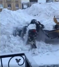 Как на Сахалине откапывают машины из снега Иногда грейдер промахивается видео