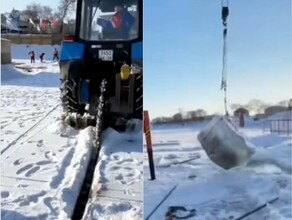 В Благовещенске прорубь к крещенским купаниям впервые пришлось вырезать тракторной пилой видео