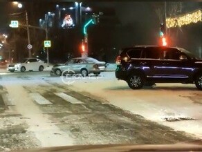 В Благовещенске после столкновения седана и внедорожника пострадали два человека в том числе несовершеннолетний видео