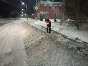 Благовещенск становится чище спецтехника и рабочие продолжают убирать с улиц снежные навалы