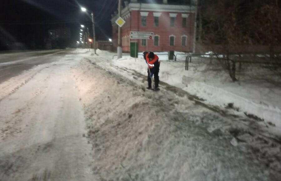 Благовещенск становится чище спецтехника и рабочие продолжают убирать с улиц снежные навалы