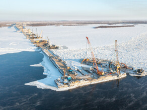 Водолазы режут под водой металл на строительстве моста через Зею в Благовещенске