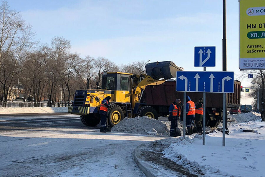 С улиц Благовещенска техника продолжает убирать снег