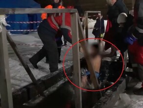 В КомсомольскенаАмуре маленького кричащего ребенка насильно окунули в крещенскую прорубь видео