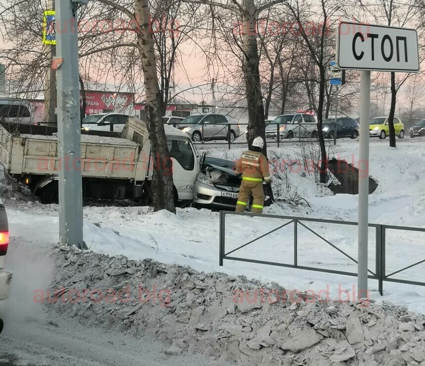 Серьезная авария на КПП в Благовещенске столкнувшиеся машины вылетели в кювет