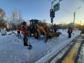 В Благовещенске продолжают убирать снежные валы и подсыпать дороги