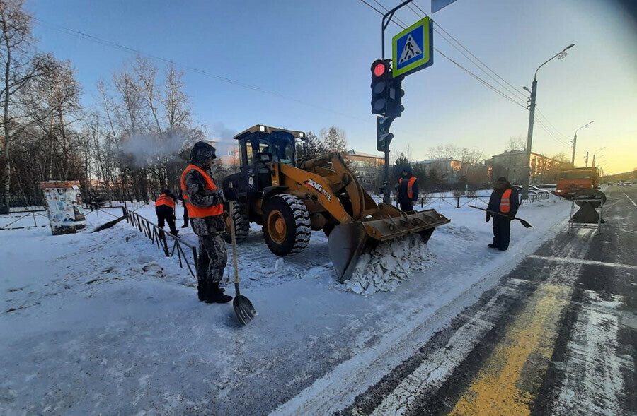 В Благовещенске продолжают убирать снежные валы и подсыпать дороги