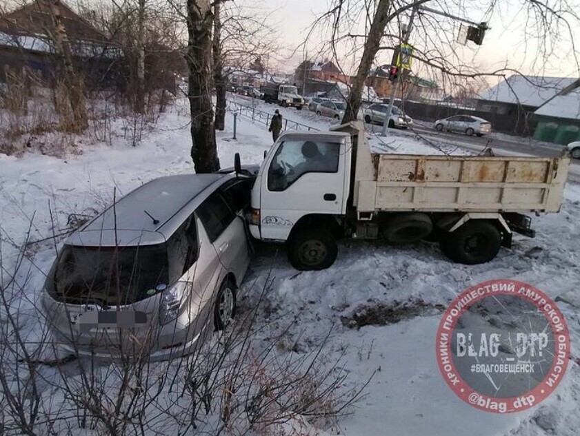 Стали известны некоторые подробности аварии на КПП где груженный кирпичами грузовик припечатал иномарку к дереву