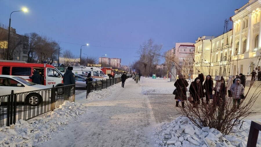 Занятия начались с эвакуации в Благовещенске новая волна сообщений о терактах в школах фото видео