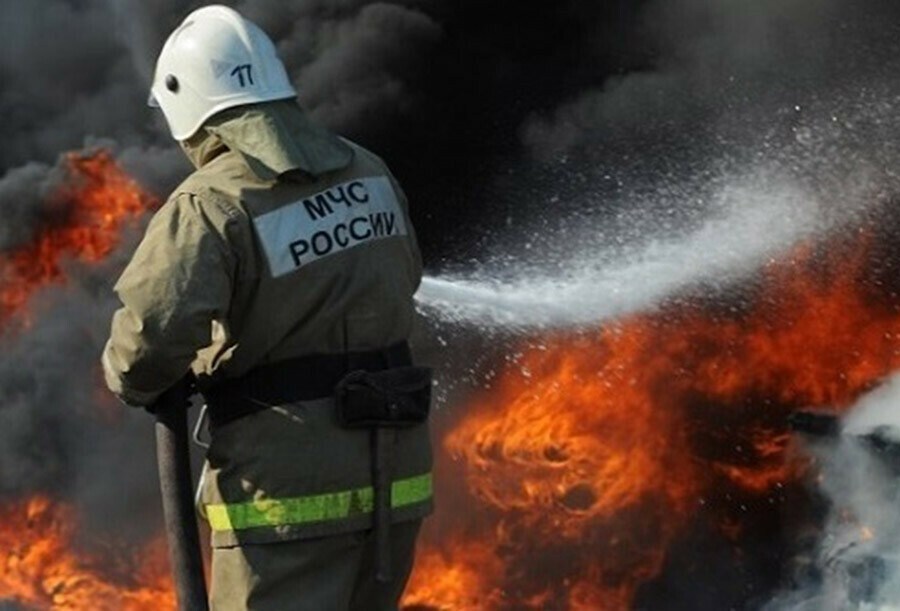 Два пожара в Тынде загорелся гараж с иномарками а в Райчихинске женщина с ожогами попала в больницу