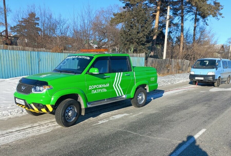  Дорожный патруль отбуксировал заглохший автомобиль в ремонт