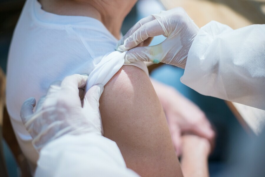 В поликлиниках Амурской области начинается вакцинация подростков от COVID19