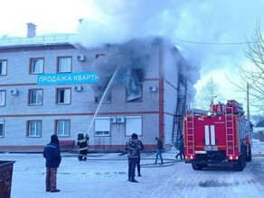 Людей из горящего жилого здания в Благовещенске спасали по пожарной лестнице Есть пострадавший фото видео