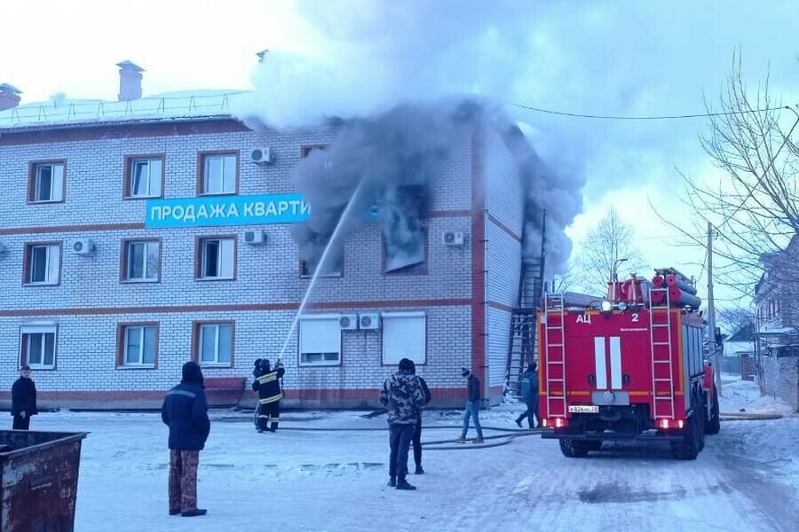 Людей из горящего жилого здания в Благовещенске спасали по пожарной лестнице Есть пострадавший фото видео