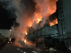 В Тынде открытым пламенем полыхало здание на железной дороге видео