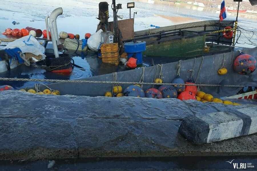 В Приморье на видео попал момент затопления судна прямо у причала Один человек погиб фото видео