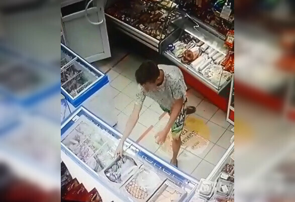 Молодой человек дерзко похитил печенье в благовещенском магазине видео