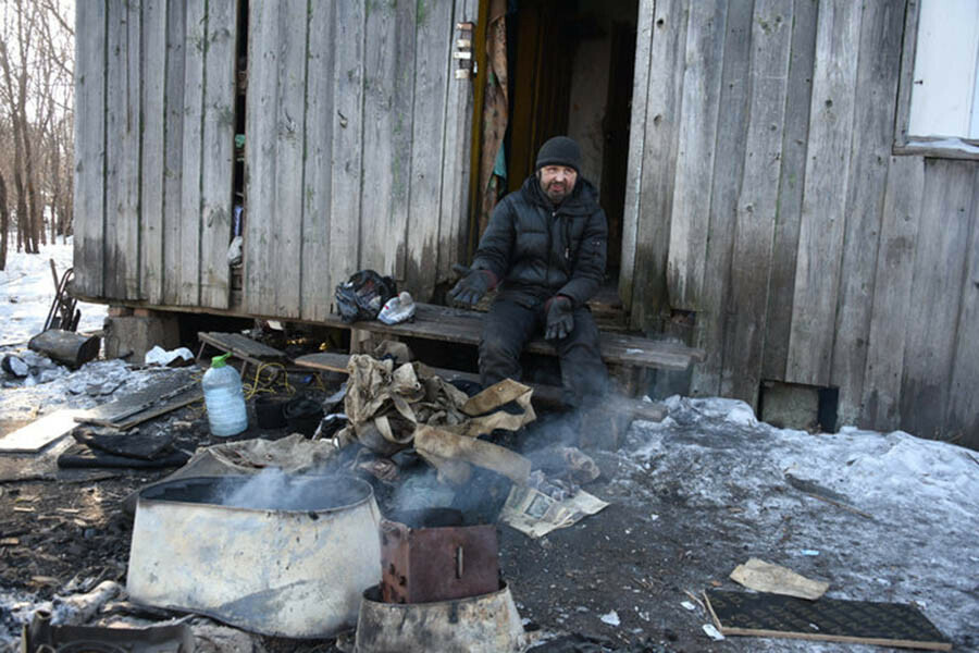 В Свободном в полуразрушенном доме живет в одиночестве безногий мужчина