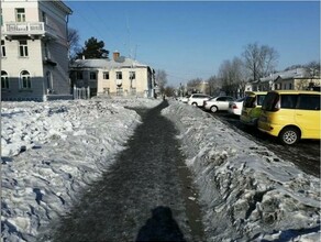 Жители Райчихинска жалуются на черный снег