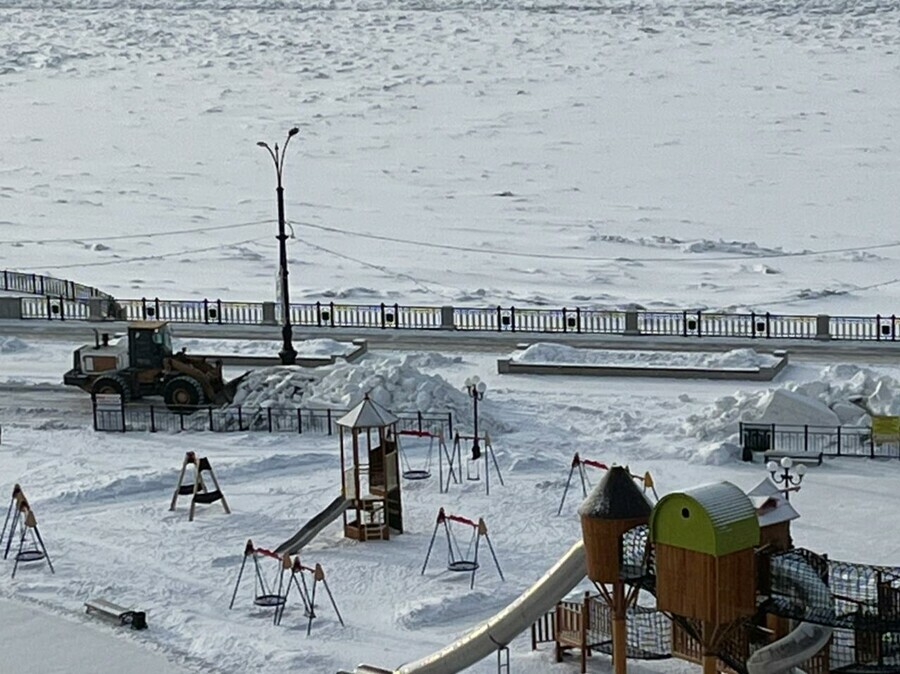 В центре Благовещенска убирают маленькие снежные горки