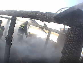 В селе Анновка дотла сгорела хозпостройка погибли куры и теленок видео