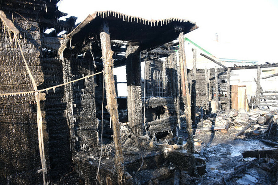 В Свободном у пожилых супругов лечащихся в ковидном госпитале сгорел дом и все имущество