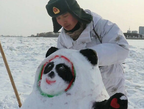 Китайские пограничники слепили на Амуре из снега Бин Дуньдунь  талисман пекинской Олимпиады фото