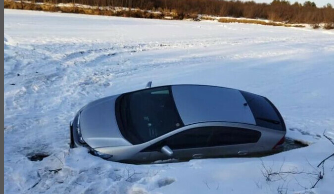 В Белогорском районе под лед провалился гибридный автомобиль
