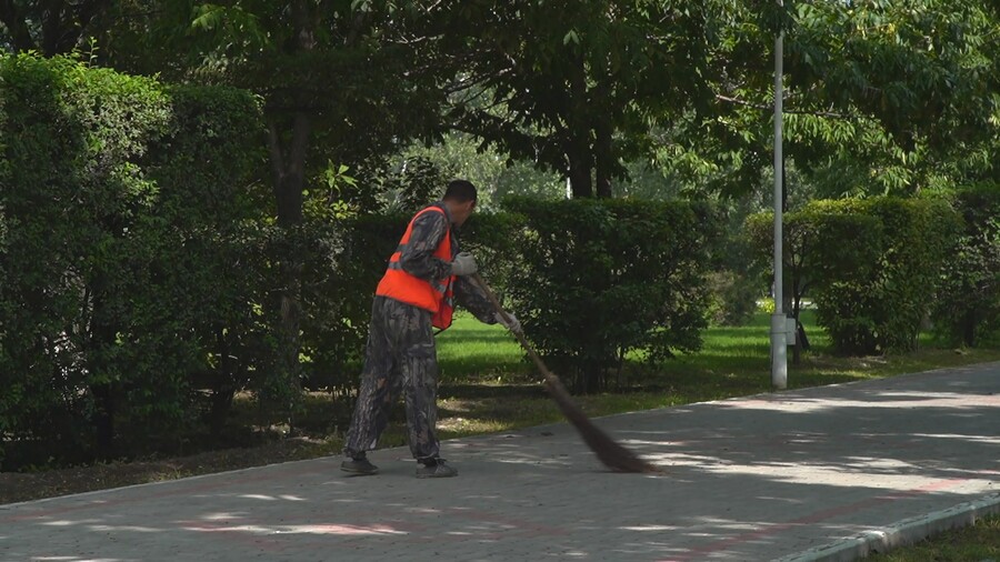 Готовится к приезду. Мужики подметают летом улицы со спины реальные фото.