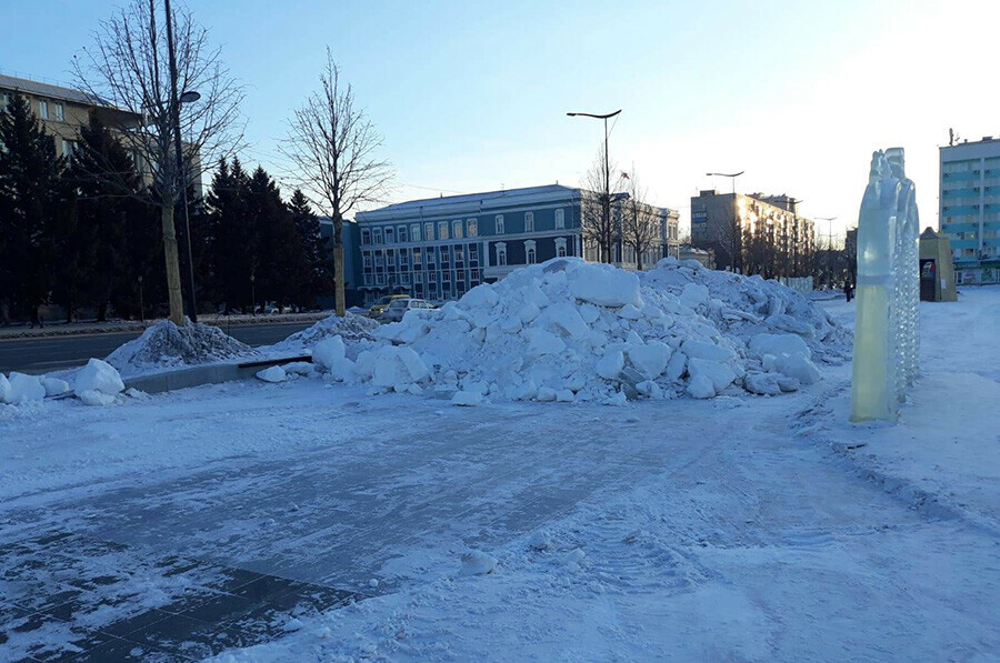 Скоро весна в Благовещенске начали убирать новогодний городок видео