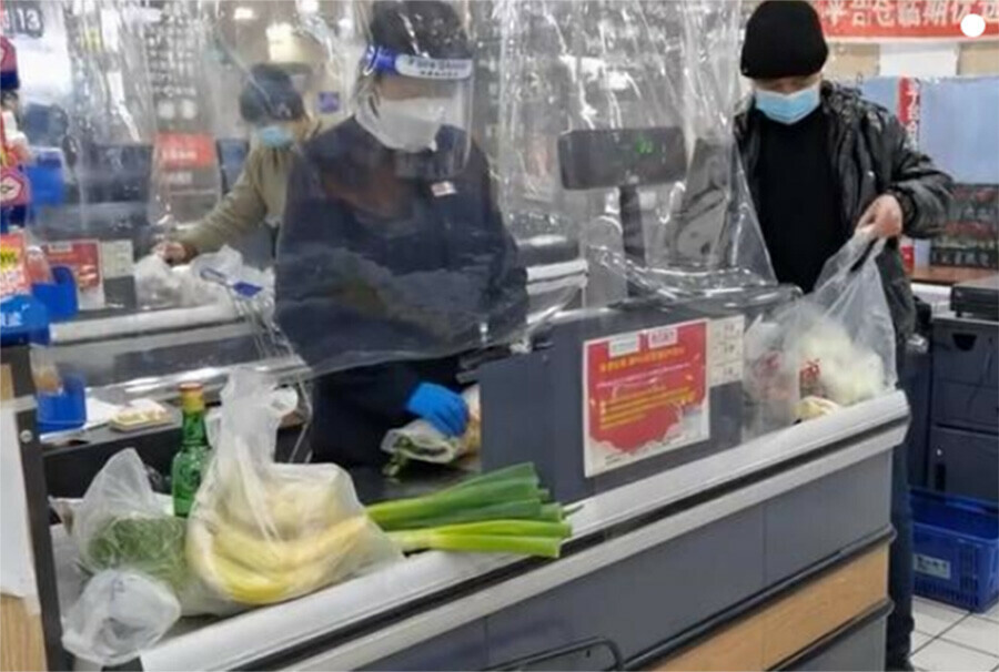 В китайских супермаркетах кассы стали отгораживать от клиентов полиэтиленом изза COVID19