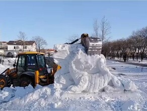 В парке Дружбы разбирают снежный городок видео