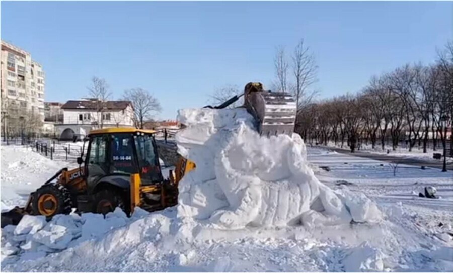 В парке Дружбы разбирают снежный городок видео