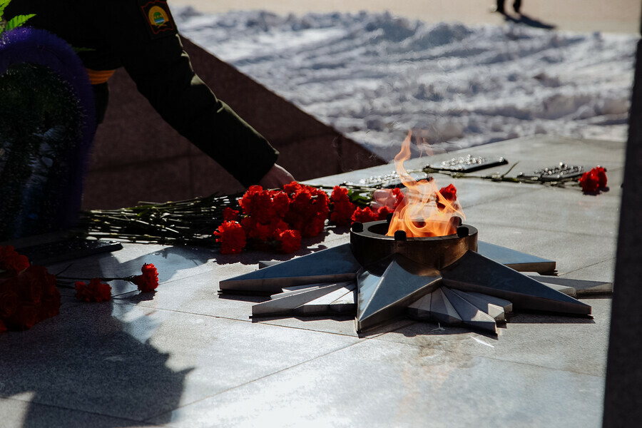 В Благовещенске возложили цветы к памятнику воинамамурцам погибшим в годы Великой Отечественной войны Без происшествий