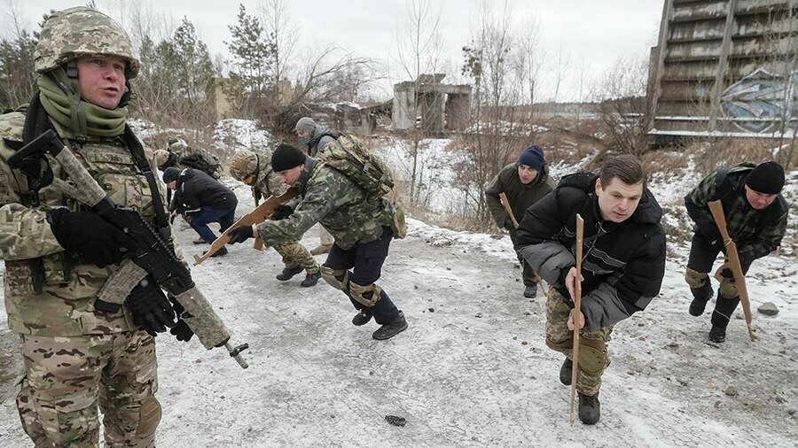 На Украине объявлена всеобщая мобилизация Мужчинам до 60 лет запрещено покидать страну