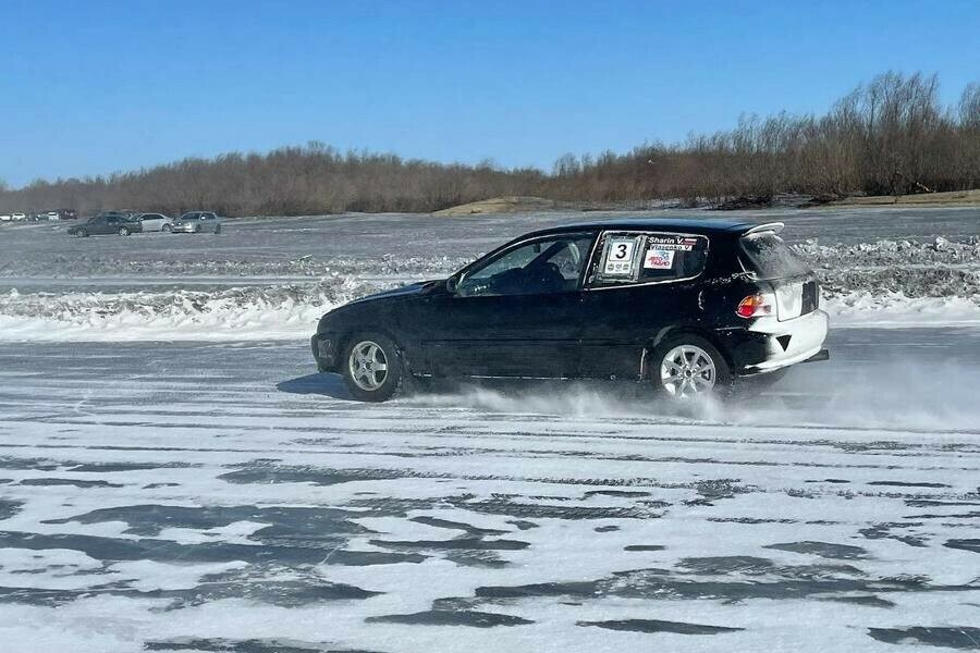 В Свободном прошли соревнования по кольцевым гонкам на льду фото 