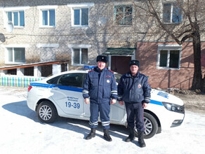 В амурском УМВД рассказали как двое полицейских героически спасали людей из горящего дома в Шимановске