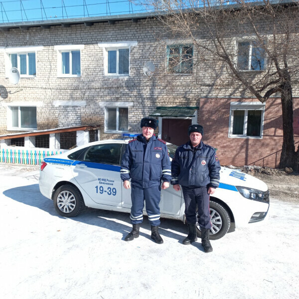 В амурском УМВД рассказали как двое полицейских героически спасали людей из горящего дома в Шимановске