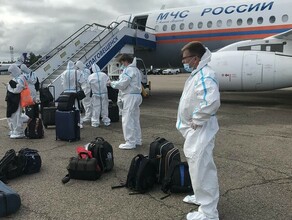 У прилетевших в Благовещенск журналистов из пула Мишустина выявили COVID19 Их увезли на борту МЧС в изолированном отсеке