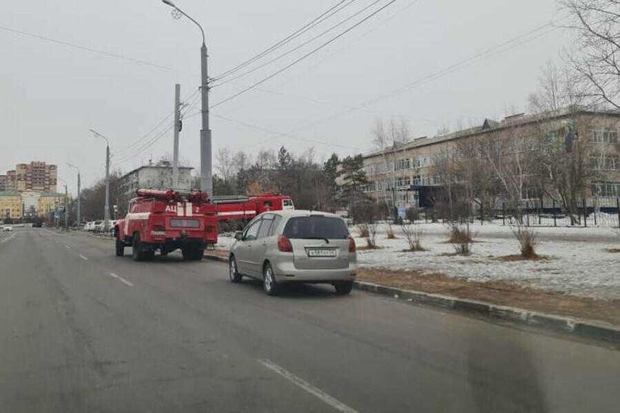 Около 16й школы в Благовещенске заметили пожарные автомобили