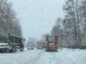 Снегопад на севере Приамурья затруднил движение большегрузов фото
