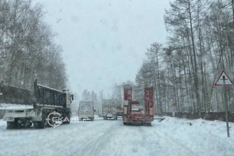 Снегопад на севере Приамурья затруднил движение большегрузов фото