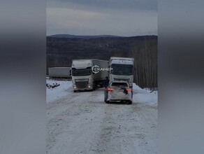 На трассе Тында  Соловьевск лоб в лоб столкнулись фура и кроссовер видео