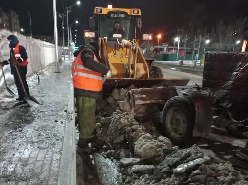 В Благовещенске чистят улицы от наледи и пропаривают ливневки