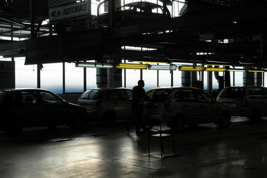 АвтоВАЗ отправит сотрудников в отпуск на 20 дней изза кризиса поставок